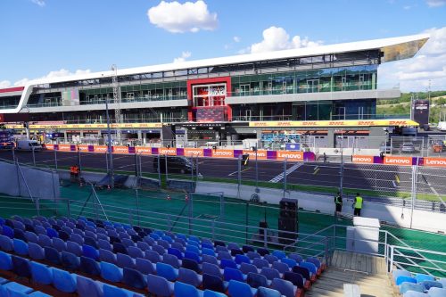 Grid_1_Grandstand_Hungaroring_Sectors_A-B_06487