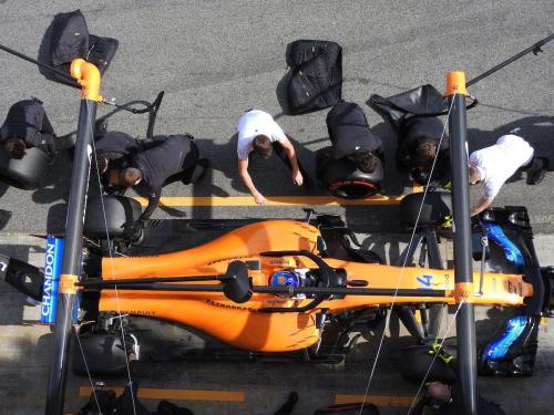 mclaren pits alonso f1 testing pits