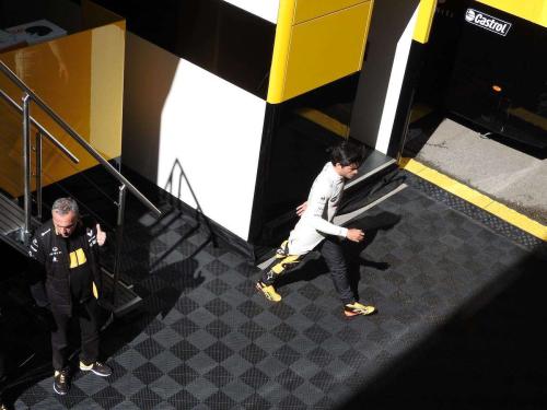 renault sainz ferrari f1 testing